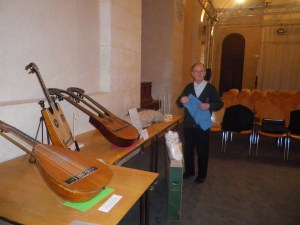 M Zéliker et quelques pièces de sa collection, exposées lors du festival