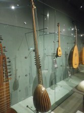 divers instruments de la famille des luths