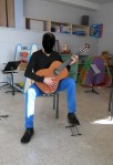Guitariste de grande taille, aux membres inférieurs longs. Un nouveau siège, plus haut, est indispensable afin d'assurer une position équilibrée et confortable.